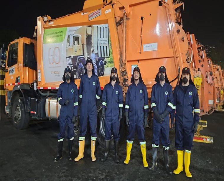 Equipo OVI frente a camiones recolectores de Emvarias
