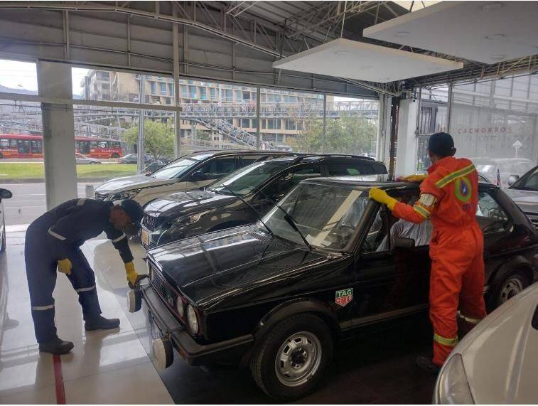 Detailing de vehículos en un concesionario
