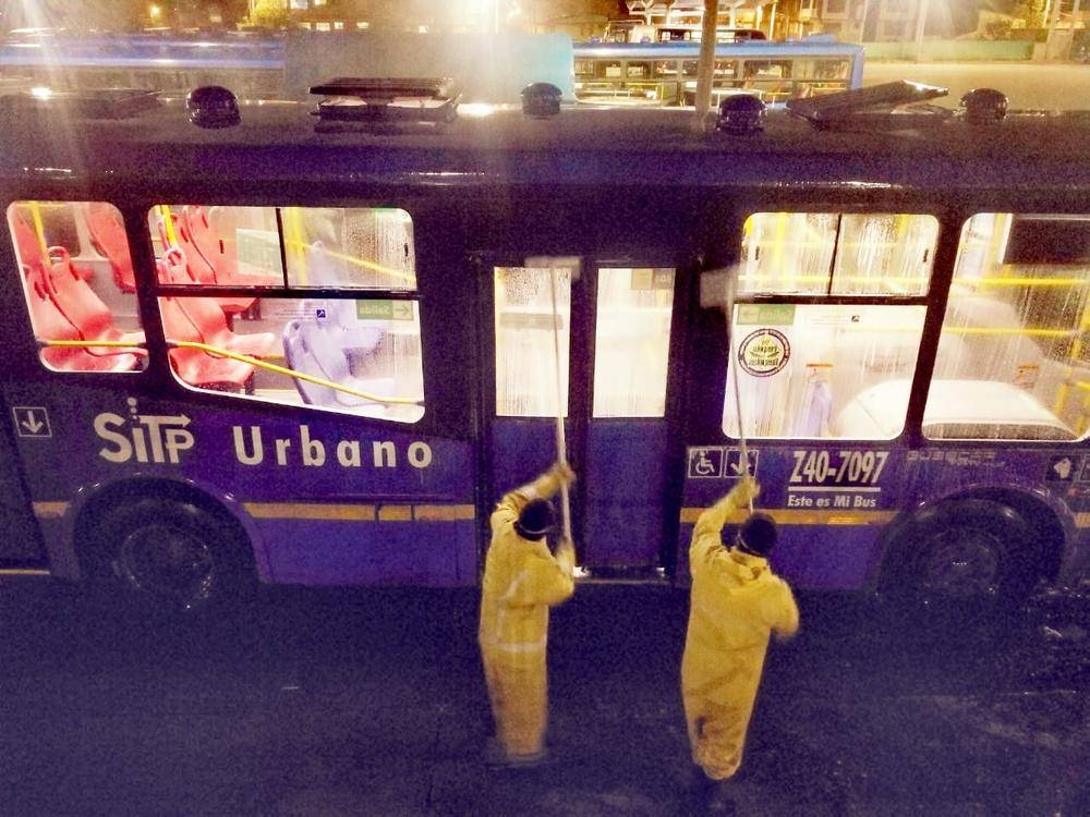 Lavado de ventanas de bus SITP