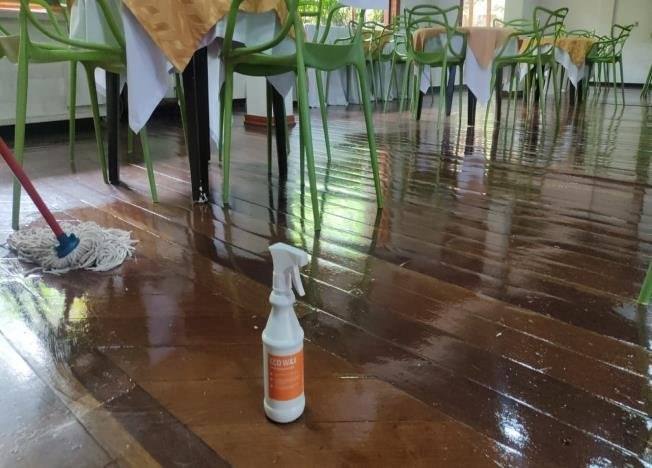 Piso de madera brillado con Ecowax en un restaurante