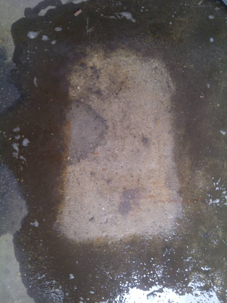 Mancha de aceite removida de un piso de concreto