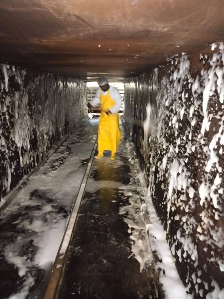 Técnico OVI limpiando el túnel de un horno industrial