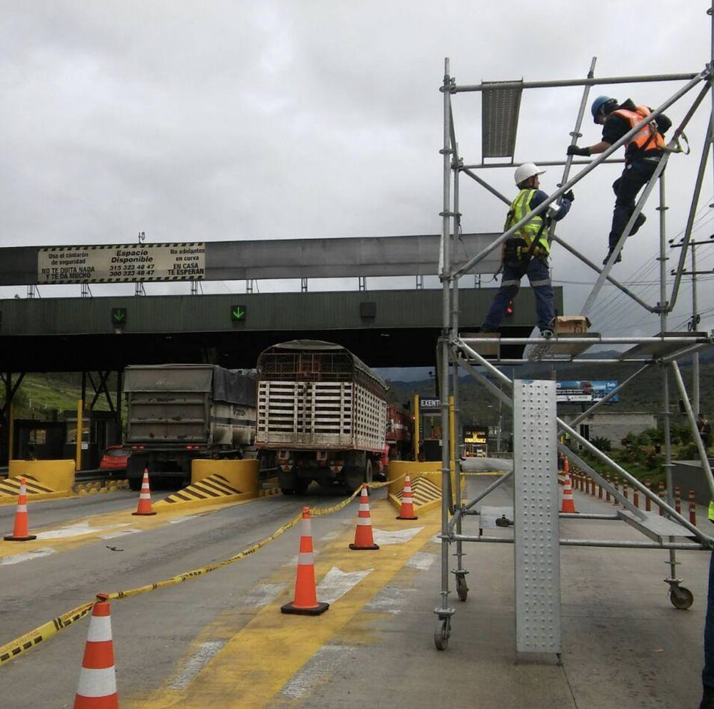 Trabajo en alturas en estación de peaje
