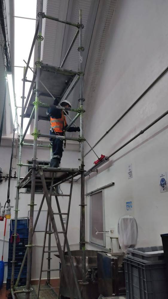 Limpieza de muros altos desde andamio