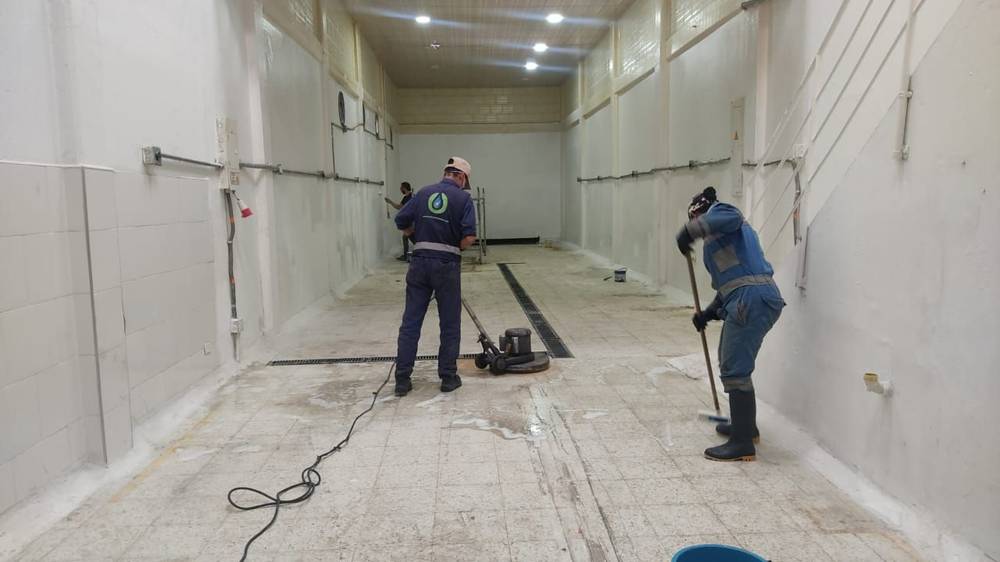 Técnicos limpiando una zona industrial