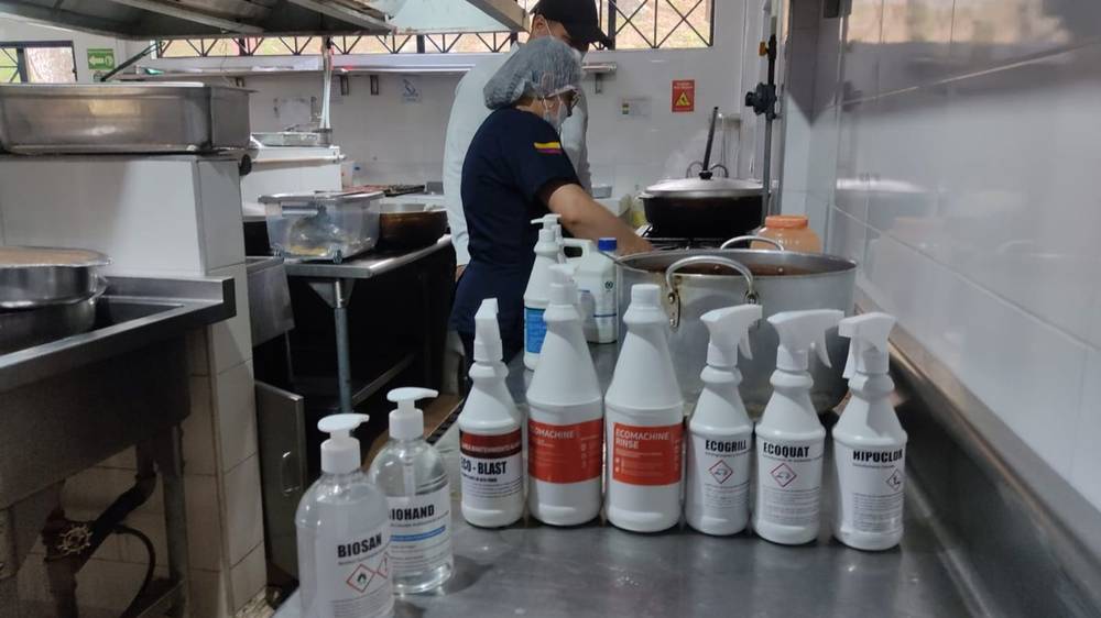 Productos OVI Biosan, Biohand, Eco-Blast, Ecomachine, Ecomachine Rinse, Ecogrill, Ecoquat e Hipoclor en una cocina industrial